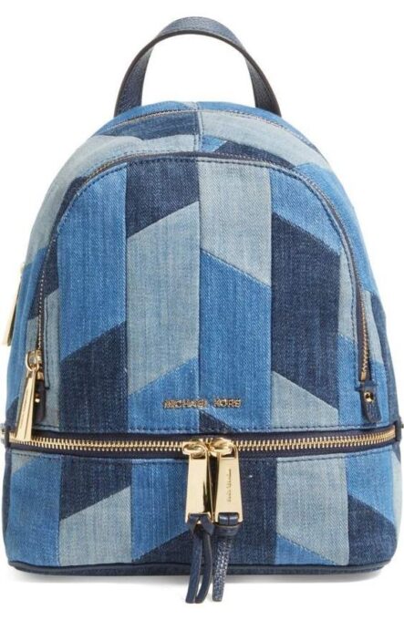 Comparação lado a lado entre um zíper metálico instalado em uma jaqueta jeans e um zíper de nylon instalado em uma mochila esportiva moderna, destacando as diferenças visuais entre ambos.