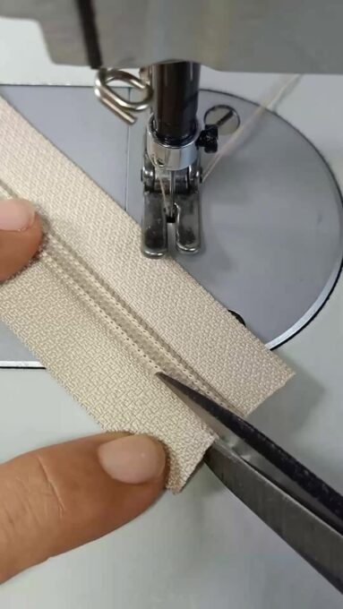 Exemplos dos erros mais comuns ao costurar zíperes em diferentes tecidos.