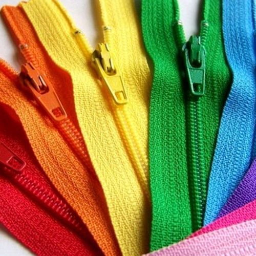 Exemplos de combinações de cores entre zíperes e tecidos em projetos de costura